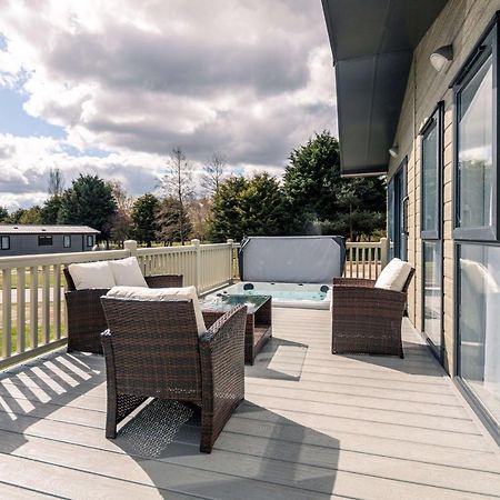 Ashworth Lodge With Hot Tub Barmby on the Moor Екстериор снимка