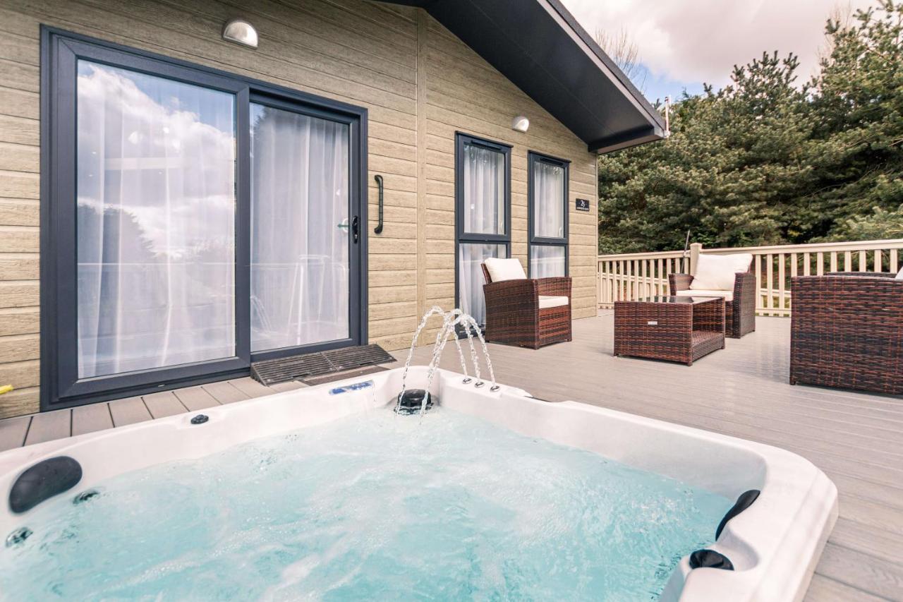 Ashworth Lodge With Hot Tub Barmby on the Moor Екстериор снимка