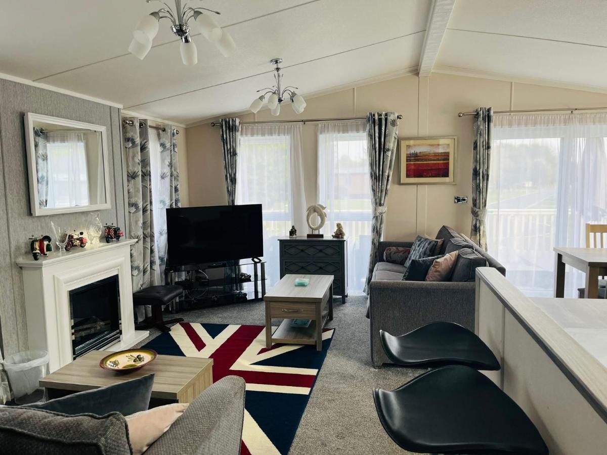 Ashworth Lodge With Hot Tub Barmby on the Moor Екстериор снимка