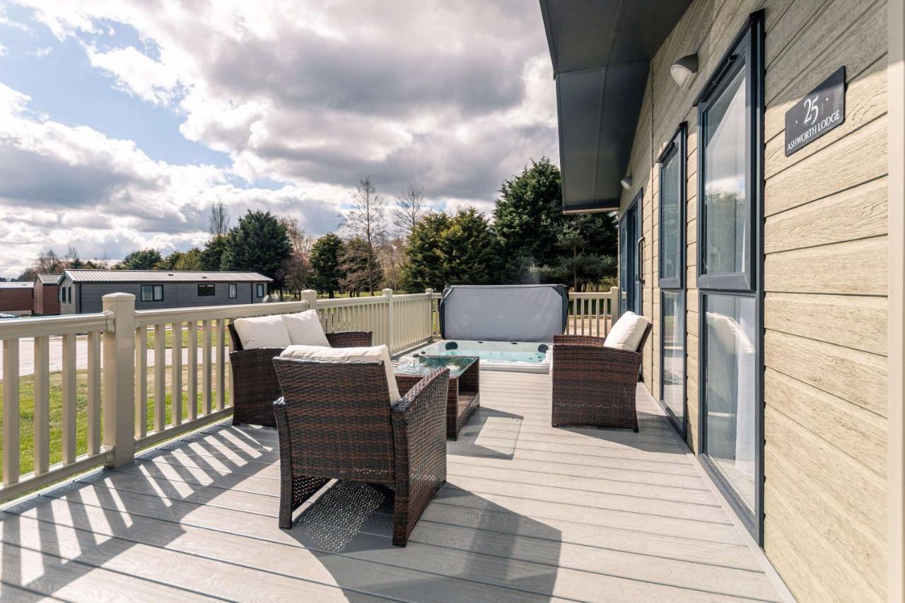Ashworth Lodge With Hot Tub Barmby on the Moor Екстериор снимка