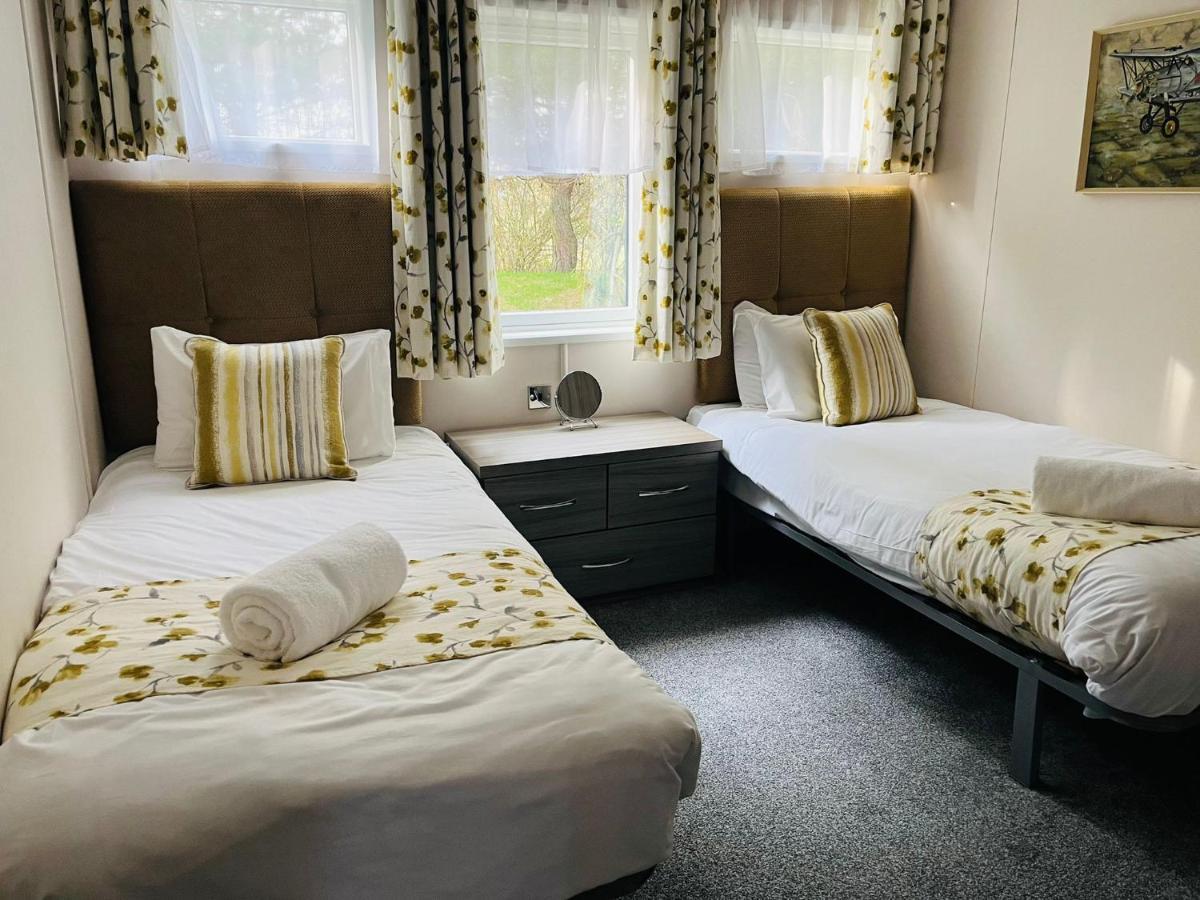 Ashworth Lodge With Hot Tub Barmby on the Moor Екстериор снимка