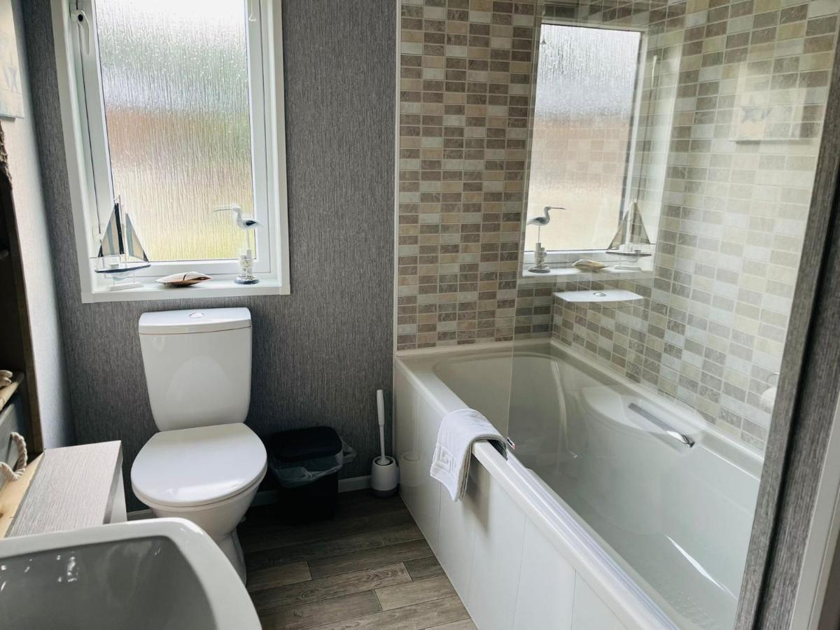 Ashworth Lodge With Hot Tub Barmby on the Moor Екстериор снимка