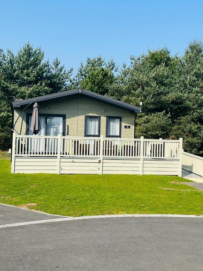 Ashworth Lodge With Hot Tub Barmby on the Moor Екстериор снимка