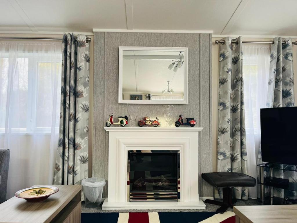 Ashworth Lodge With Hot Tub Barmby on the Moor Стая снимка